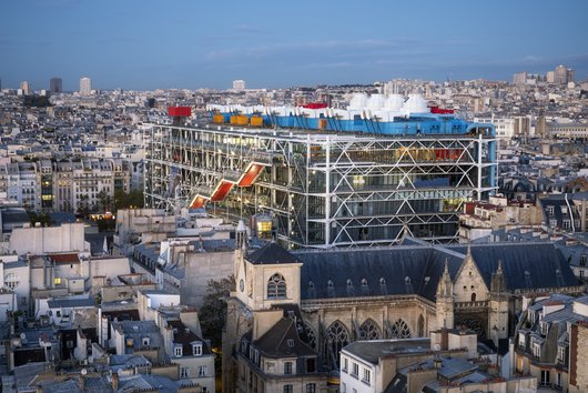 Vue du Centre Pompidou au milieu des toits de Paris