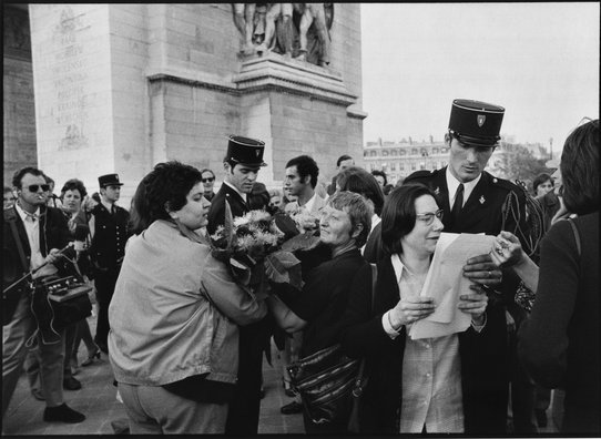 Femmes et policiers sous l'Arc de Triomphe