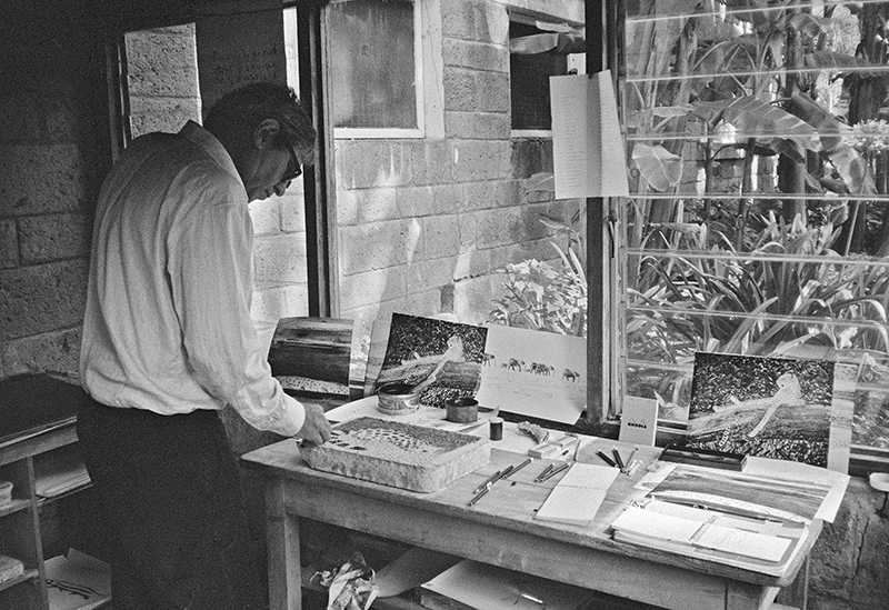 Gilles Aillaud dans l’atelier installé au Kenya, pour la réalisation de l’Encyclopédie de tous les animaux y compris les minéraux, Édition Franck Bordas, 1988   photo © Ianna Andréadis