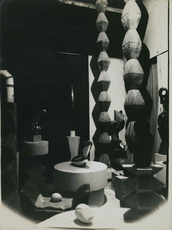 Constantin Brancusi, Vue de nuit de l'atelier : Princesse X (1915-1916), L'Oiseau dans l'espace, bronze poli (1927), Leda (1926), Colonnes sans fin I à III (1925, 1926 et av. 1928 ?), Plante exotique (1923-1924) vers 1929 