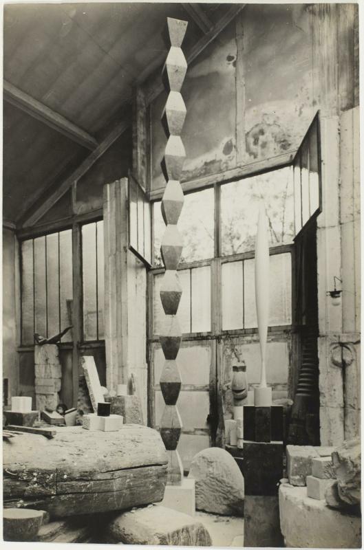 Constantin Brancusi, Vue d'ensemble de l'atelier : Le Baiser, pilastre (v. 1919), La Colonne sans fin I (v. 1925), L'Oiseau dans l'espace, marbre blanc (1925), Colonnes du Baiser (1916-1917) 1926 