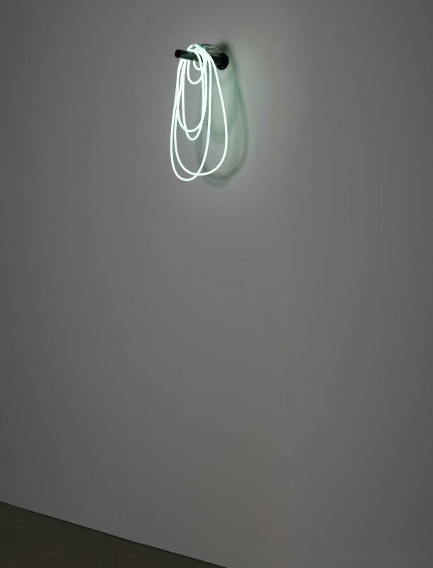 Mathieu Mercier, « Sans titre » (Néon-boucle, neon loop), 2006