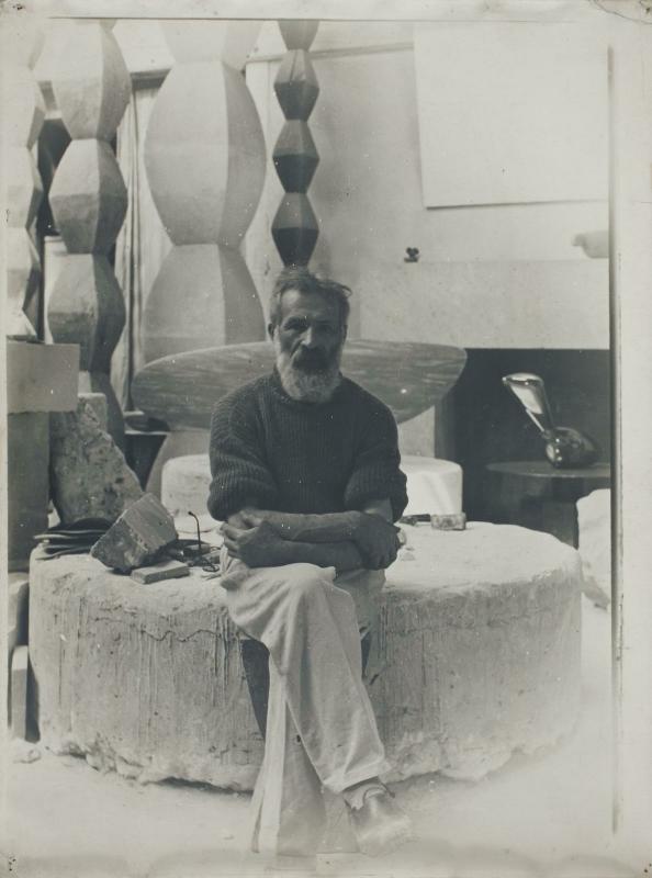 Constantin Brancusi, Autoportrait dans l'atelier : les Colonnes sans fin I à IV, Le Poisson (1930), Leda (1926) vers 1934 
