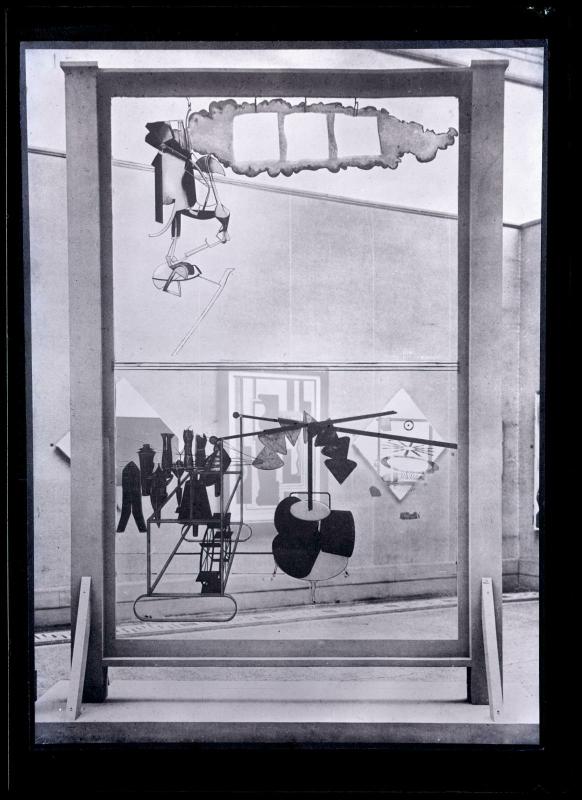 Man Ray (Emmanuel Radnitzky, dit), Reproduction d'une photographie de la Mariée Mise à Nu par ses célibataires, Même de Marcel Duchamp lors de l'exposition de la société anonyme au Brooklyn Museum en 1926-1927 vers 1920 