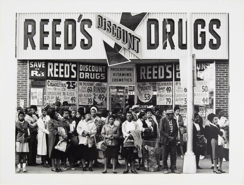William Klein, Reed's drugstore, vers 1955 © William Klein © Centre Pompidou, Mnam-Cci /Dist. Rmn-Gp