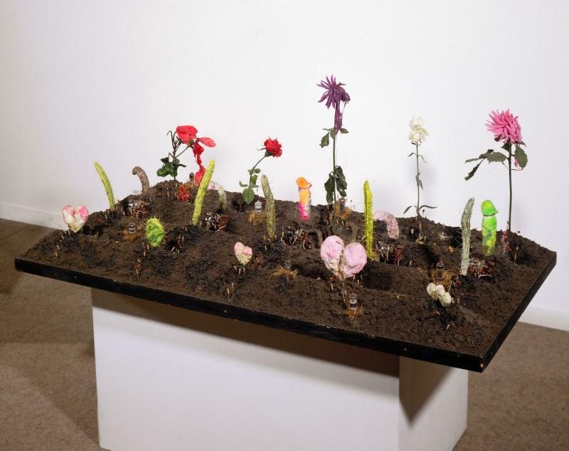 Tetsumi Kudo, « Pollution-cultivation-nouvelle écologie », 1971 Fleurs et objets divers en plastique, carton et cellulose, 56,5 × 141,8 × 73,6 cm © Centre Pompidou / Dist. Rmn-Gp
