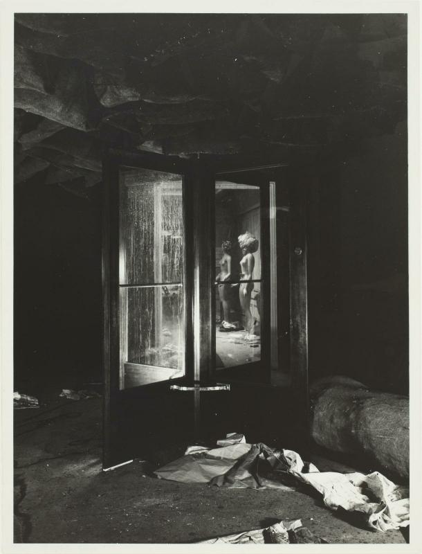 Raoul Ubac (Rudolf Gustav Maria Ernst Ubach, dit), Vue d'installation de l'exposition internationale du Surréalisme, Paris 1938 
