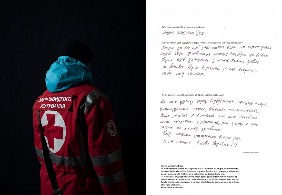 Portrait de combattant(e), de dos, réalisé par le photographe Émeric Lhuisset, présenté dans son installation « L’Obier rouge »