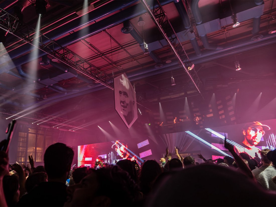 Dans le forum du Centre Pompidou transformé en dancefloor géant, les corps se pressent sous des faisceaux lumineux orange, bleus et roses, rythmés par la musique électronique. Le portrait suspendu de Georges Pompidou plane comme un clin d’œil symbolique à l’origine du lieu. L’ambiance est survoltée, entre hommage institutionnel et transe collective. "Because Beaubourg" réinvente le musée en temple de la fête et de la liberté culturelle.