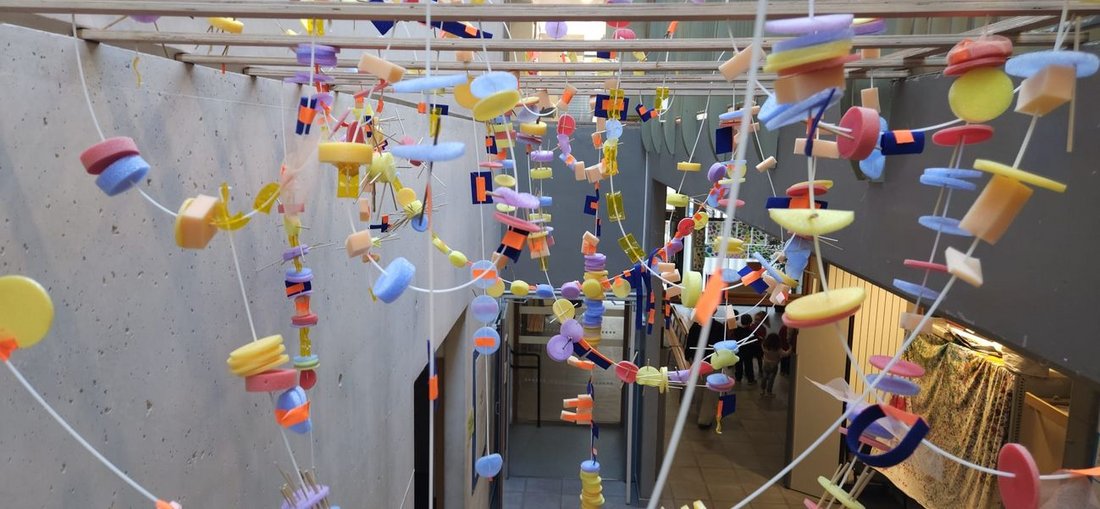 Mobile réalisé par les enfants, suspendu dans l'école Eupatoria, Paris