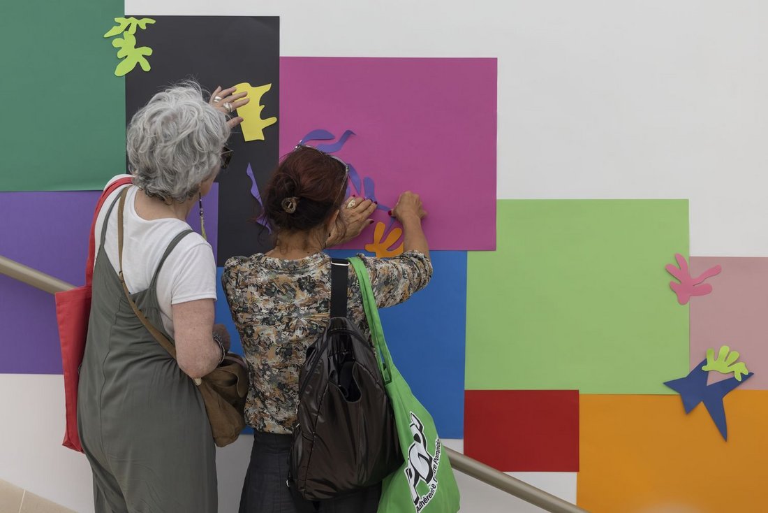 Femmes de dos en train de faire des collages de gouache découpées