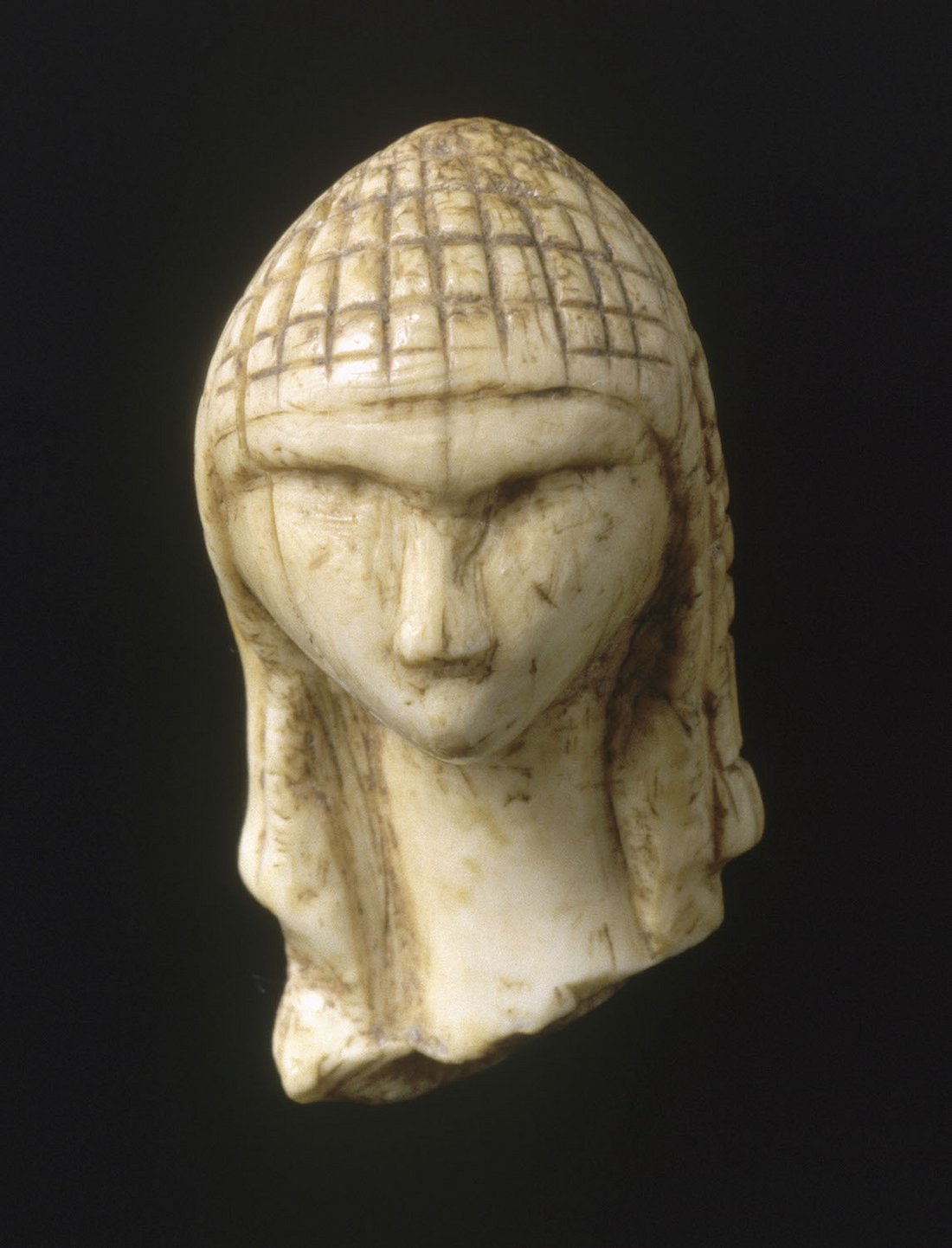 Tête féminine dite la « Dame à la capuche », ivoire de mammouth, vers 21 000 av. J.-C.