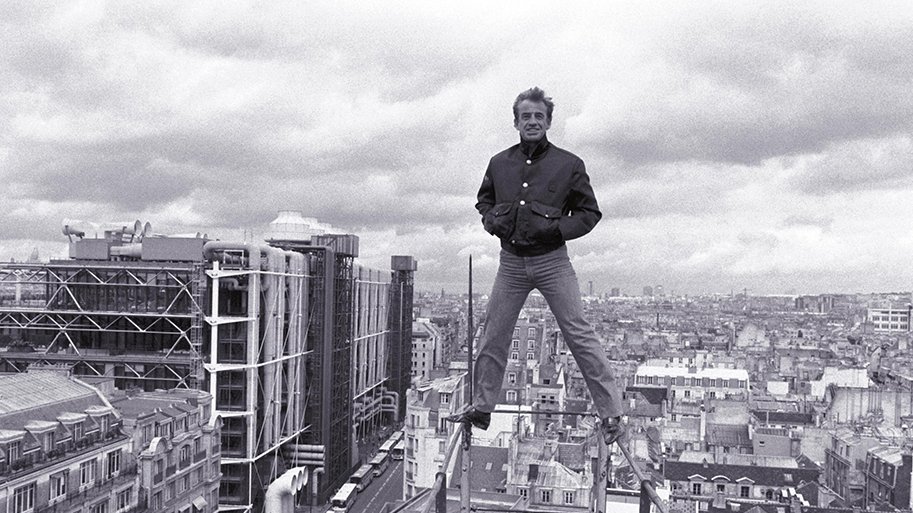Jean-Paul Belmondo tourne « Le Marginal » en 1983. En arrière-plan, le Centre Pompidou Collection : Gamma-Rapho, photographe : Bernard Charlon