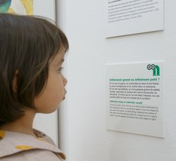 Enfant lisant un cartel dans le Musée