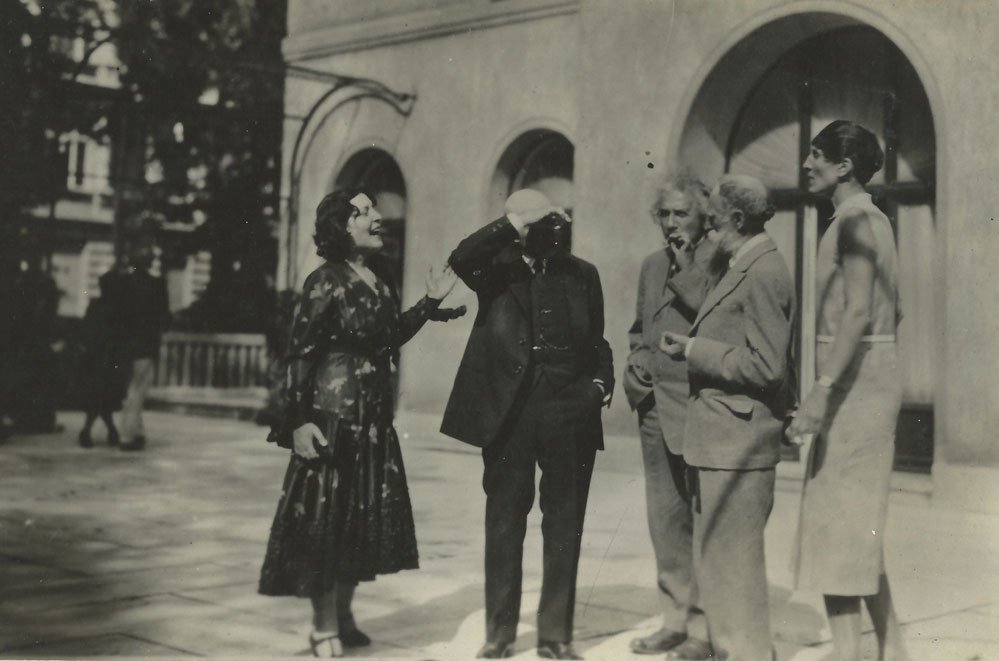 Une réception en l'honneur d'Aristide Maillol organisée par Hugo Simon Berlin, 15 juillet 1930 (de gauche à droite : Gertrud Simon, Max Liebermann, Albert Einstein, Aristide Maillol et René Sintenis