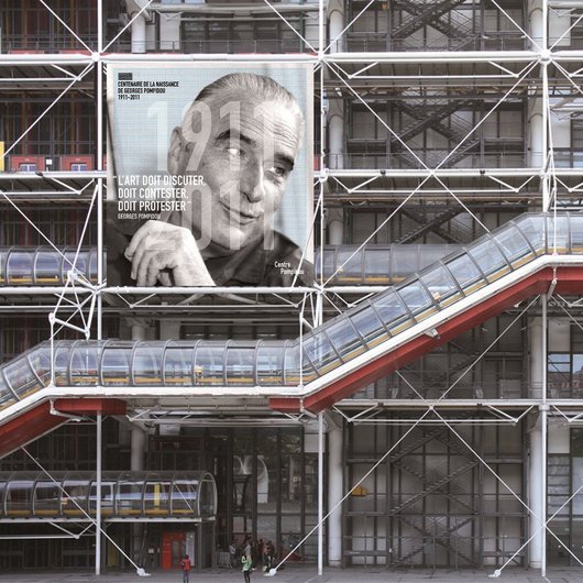 Affiche pour le centenaire de Georges Pompidou sur la façade du Centre Pompidou 