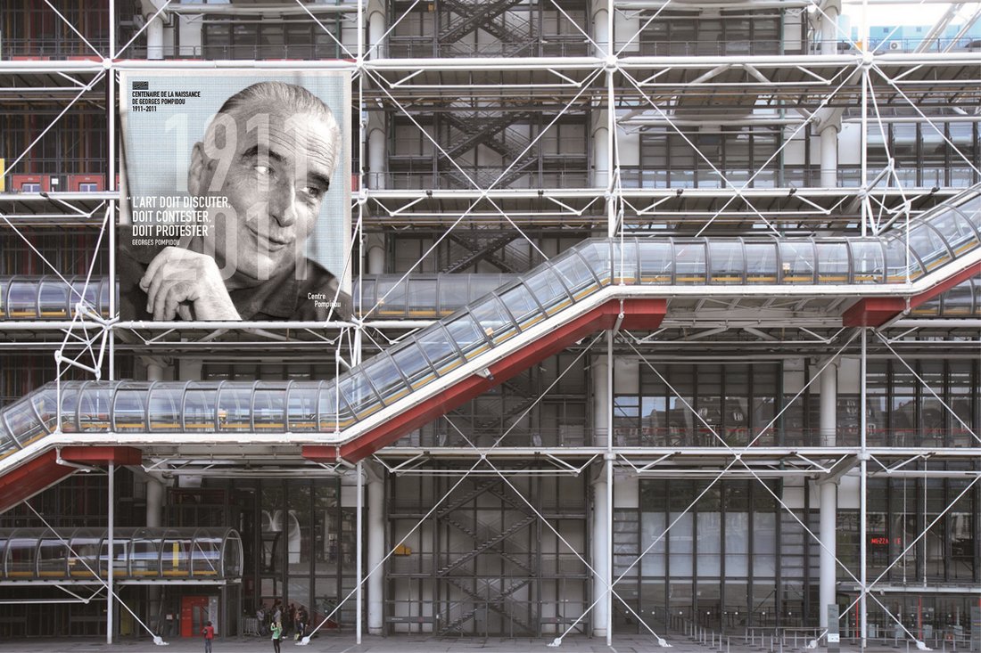 Affiche du centeanire de Georges Pompidou sur la façade du Centre Pompidou