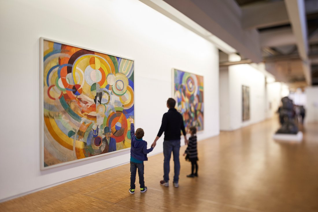 Un adulte et deux enfants visitent le Musée © Manuel Braun