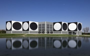 Fondation Vasarely, Aix-en-Provence, partenaire de la Constellation du Centre Pompidou : façade devant le plan d'eau