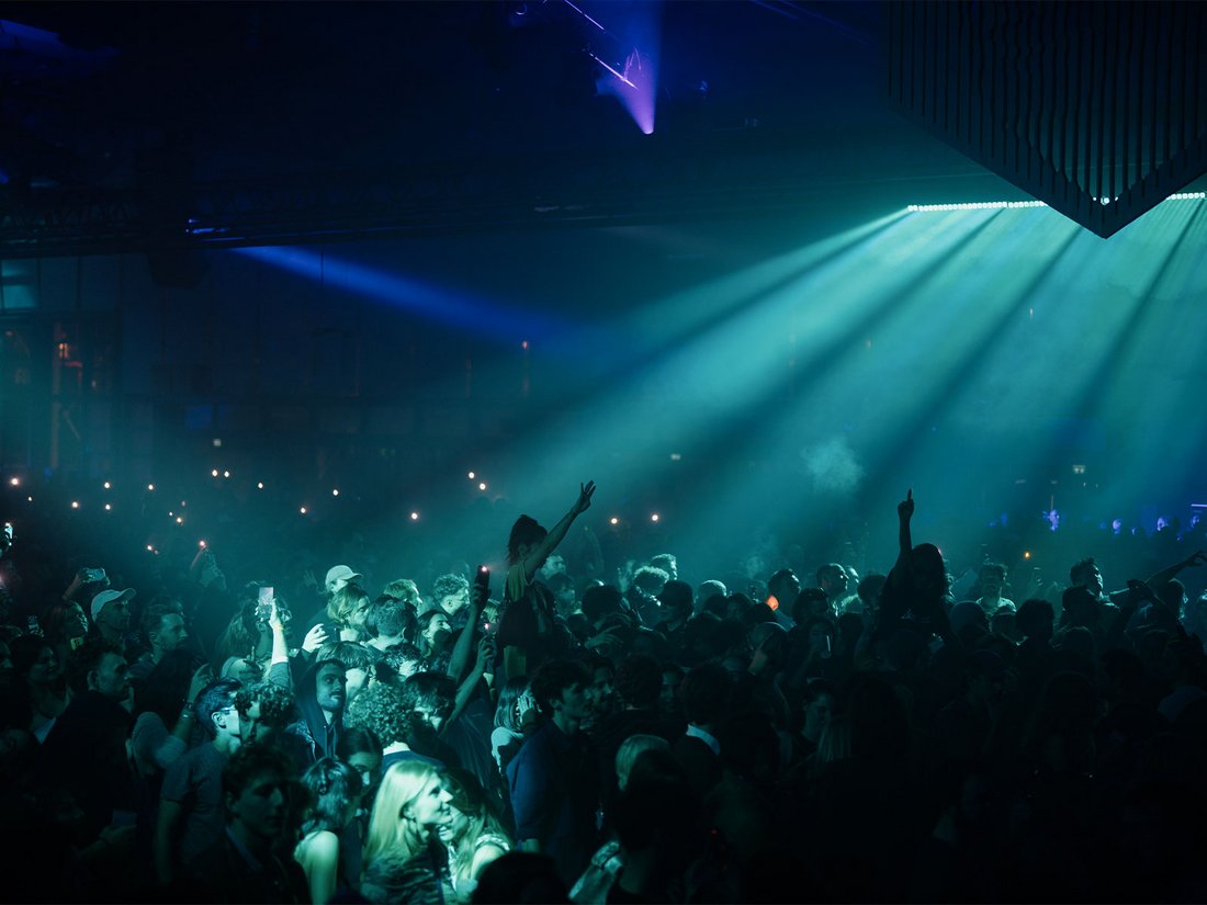 Dans le forum du Centre Pompidou transformé en dancefloor géant, les corps se pressent sous des faisceaux lumineux orange, bleus et roses, rythmés par la musique électronique. Le portrait suspendu de Georges Pompidou plane comme un clin d’œil symbolique à l’origine du lieu. L’ambiance est survoltée, entre hommage institutionnel et transe collective. "Because Beaubourg" réinvente le musée en temple de la fête et de la liberté culturelle.
