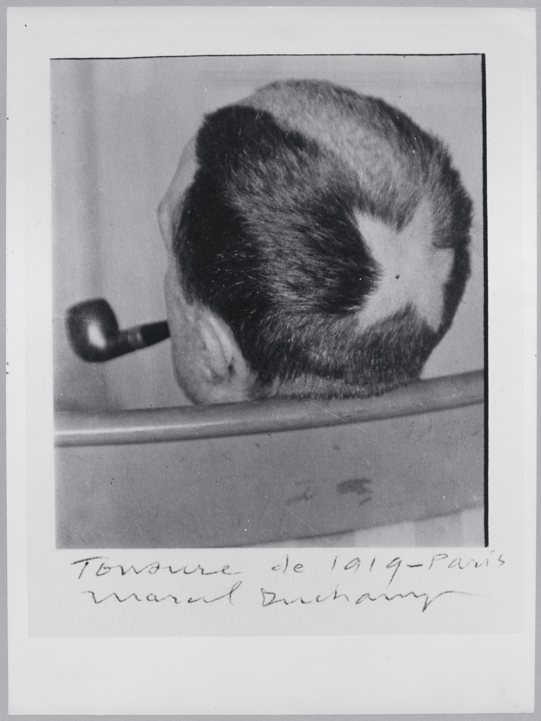 Portail Duchamp : portrait de Duchamp avec tonsure, par Man Ray