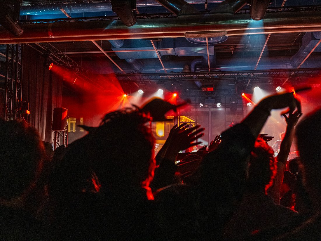 Dans le forum du Centre Pompidou transformé en dancefloor géant, les corps se pressent sous des faisceaux lumineux orange, bleus et roses, rythmés par la musique électronique. Le portrait suspendu de Georges Pompidou plane comme un clin d’œil symbolique à l’origine du lieu. L’ambiance est survoltée, entre hommage institutionnel et transe collective. "Because Beaubourg" réinvente le musée en temple de la fête et de la liberté culturelle.