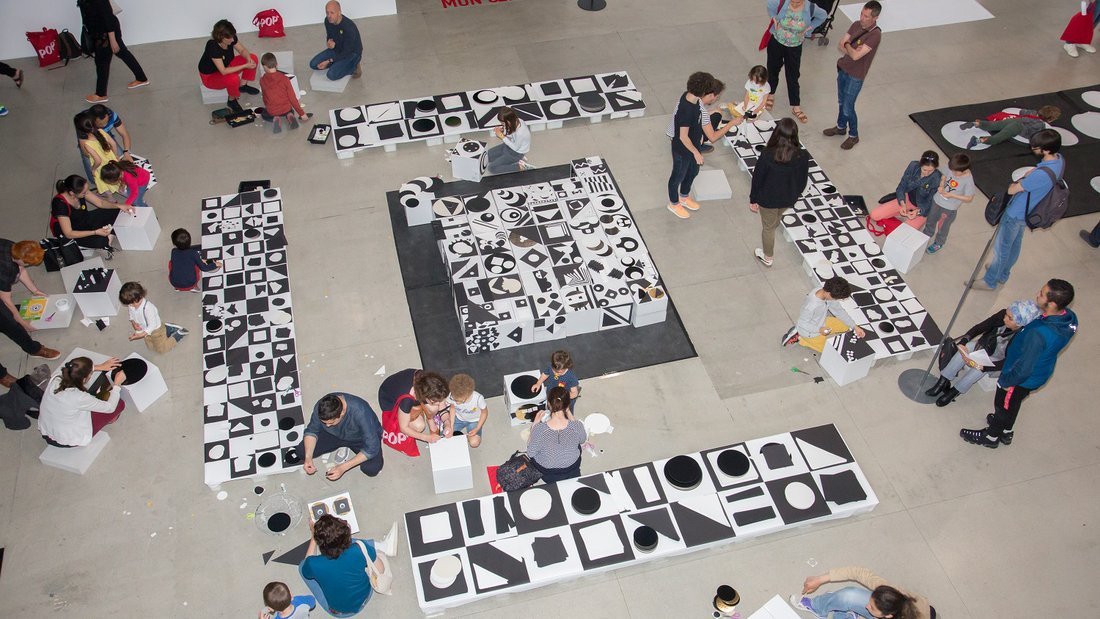 Evento  "Viens avec nous", Centre Pompidou, 2019 - niños y padres en el Forum