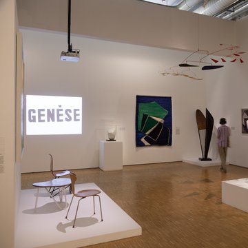 Secteurs de collections du MNAM : différentes œuvres présentées dans une salle du Musée