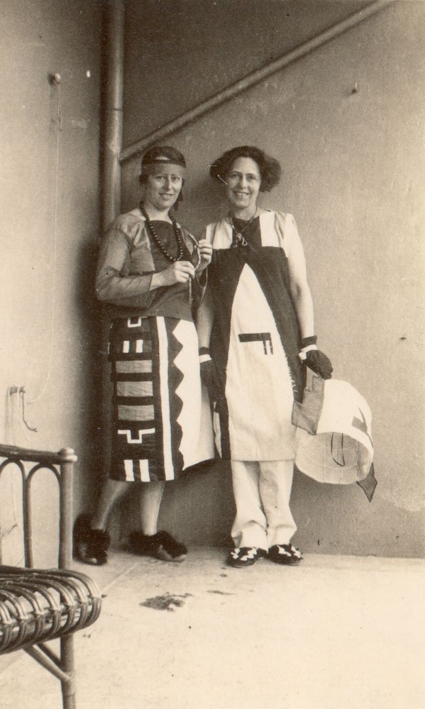 Sophie et sa sœur Erika Taeuber en costumes Dada d'inspiration Hopi, Plattenstrasse, Zurich, vers 1925