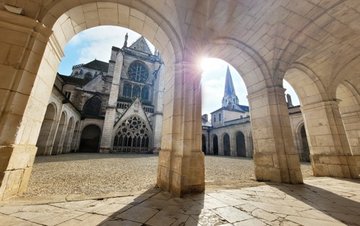 Abbaye Saint-Germain, Auxerre : vue de l'église depuis le cloître