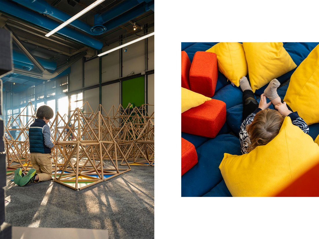 L’image capture deux instants d’éveil sensoriel chez de jeunes enfants. À gauche, dans un espace baigné de lumière, un garçon interagit avec des structures en bois triangulaires, stimulant créativité et logique spatiale. À droite, un autre enfant, allongé parmi des coussins colorés, s’étire dans un cocon de confort. Le contraste entre géométrie et douceur illustre un espace pédagogique ludique et inclusif.