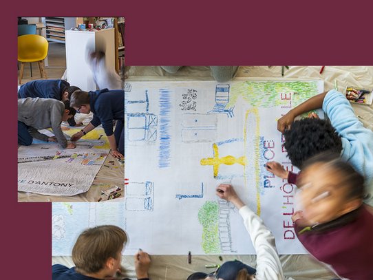 Dans une salle de classe animée, plusieurs collégiens participent à un atelier artistique collectif en dessinant directement au sol sur de grandes feuilles. À l’aide de pastels colorés, ils esquissent des formes, des lettres et des scènes urbaines, mêlant créativité et expression personnelle. Les gestes sont dynamiques, parfois flous, traduisant l’énergie du groupe. L’espace est organisé autour de cette fresque collaborative, où chacun apporte sa contribution. L’ambiance est à la fois studieuse et vivante, illustrant un moment d’apprentissage créatif, favorisant l’échange, l’imagination et le travail d’équipe dans un cadre éducatif stimulant.