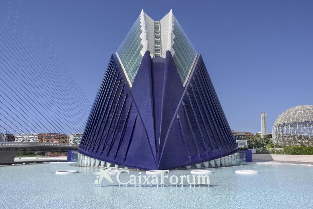 CaixaForum València : vue de la façade arrière et du plan d'eau