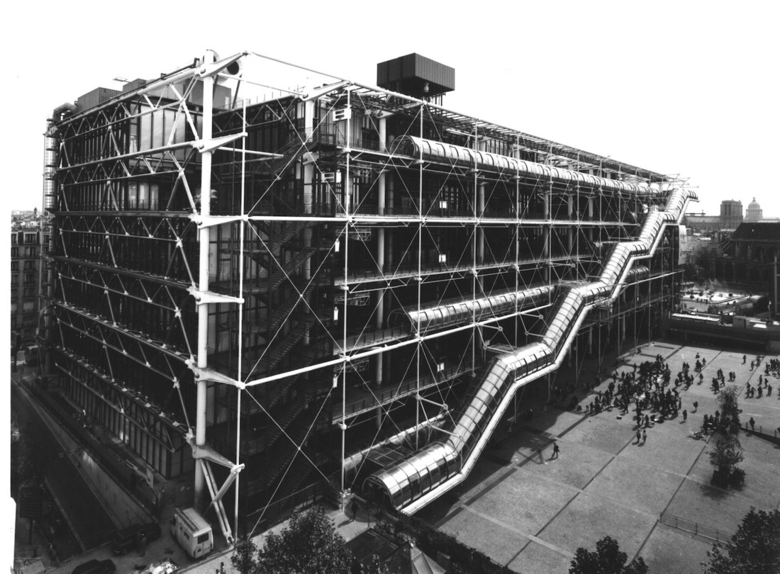 [Translate to English:] L'angle du pignon nord et de la façade ouest du Centre Georges Pompidou, la piazza et le public, 1977