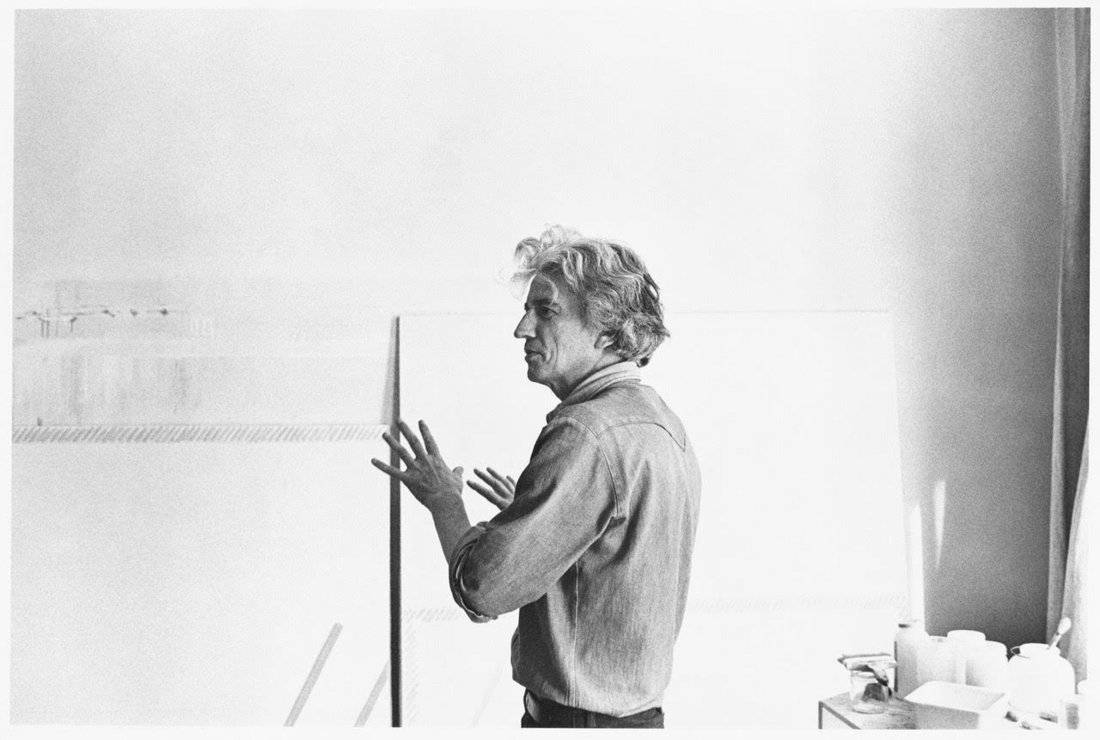 Martin Barré dans son atelier parisien en 1977 par Hans Namuth