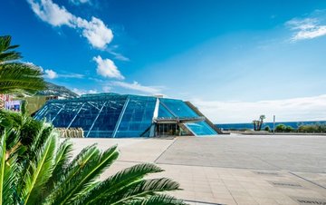 Grimaldi Forum, Monaco : vue de la façade sur la mer