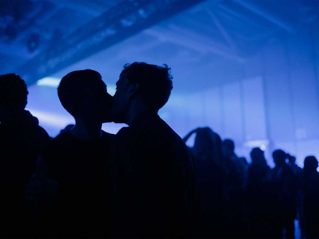 Au cœur de la soirée "Because Beaubourg", deux silhouettes s’unissent dans un baiser discret mais puissant, comme suspendues dans l’écrin bleuté d’un dancefloor vibrant. Loin de la foule en mouvement, ce moment intime incarne l’esprit d’ouverture, de liberté et d’amour qui traverse l’événement. Une image à la fois douce et engagée, capturant l’âme inclusive du Centre Pompidou.