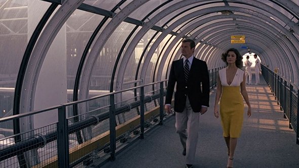 James Bond (Roger Moore) et la pilote Corinne Dufour (Corinne Cléry) dans le film « Moonraker » de Lewis Gilbert, dans un Centre Pompidou de recherches spatiales