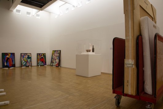 Podcast "Le Musée en questions" - accrochage en cours dans une salle