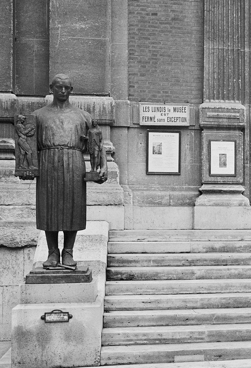 Henri Bouchard, « Le Sculpteur romain », 1924 devant la façade du Musée du Luxembourg 