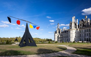 Château de Chambord, festival Ar(t)chipel, partenaire du programme Constellation du Centre Pompidou : installation de la sculpture monumentale d'Alexander Calder, "Horizontal", dans le jardin