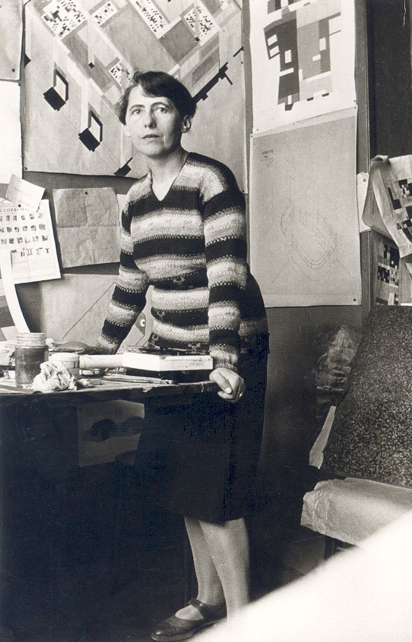 Sophie Taeuber dans son atelier de l'Aubette, Strasbourg, 1926-1927