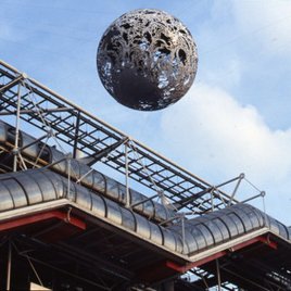 Centre Pompidou Paris, détail de la façade avec une mappe-monde au-dessus