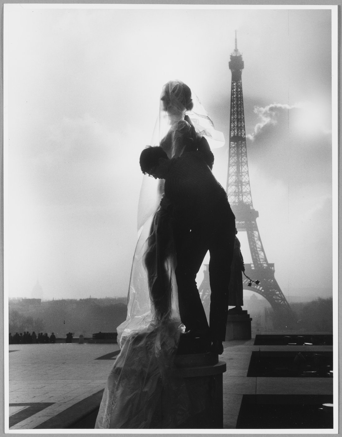 Christo empaquetant la statue « Le Printemps », 1964
