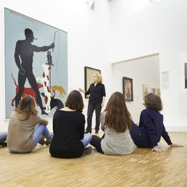Portrait de groupe dans une des salles du Centre Pompidou accompagné d'une conférencière, devant un tableau de Francis Picabia