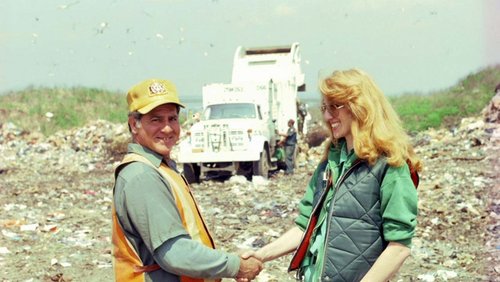 Touch Sanitation de Mierle Laderman Ukeles : photographie de l'artiste serrant la main d'un employé du service de propreté