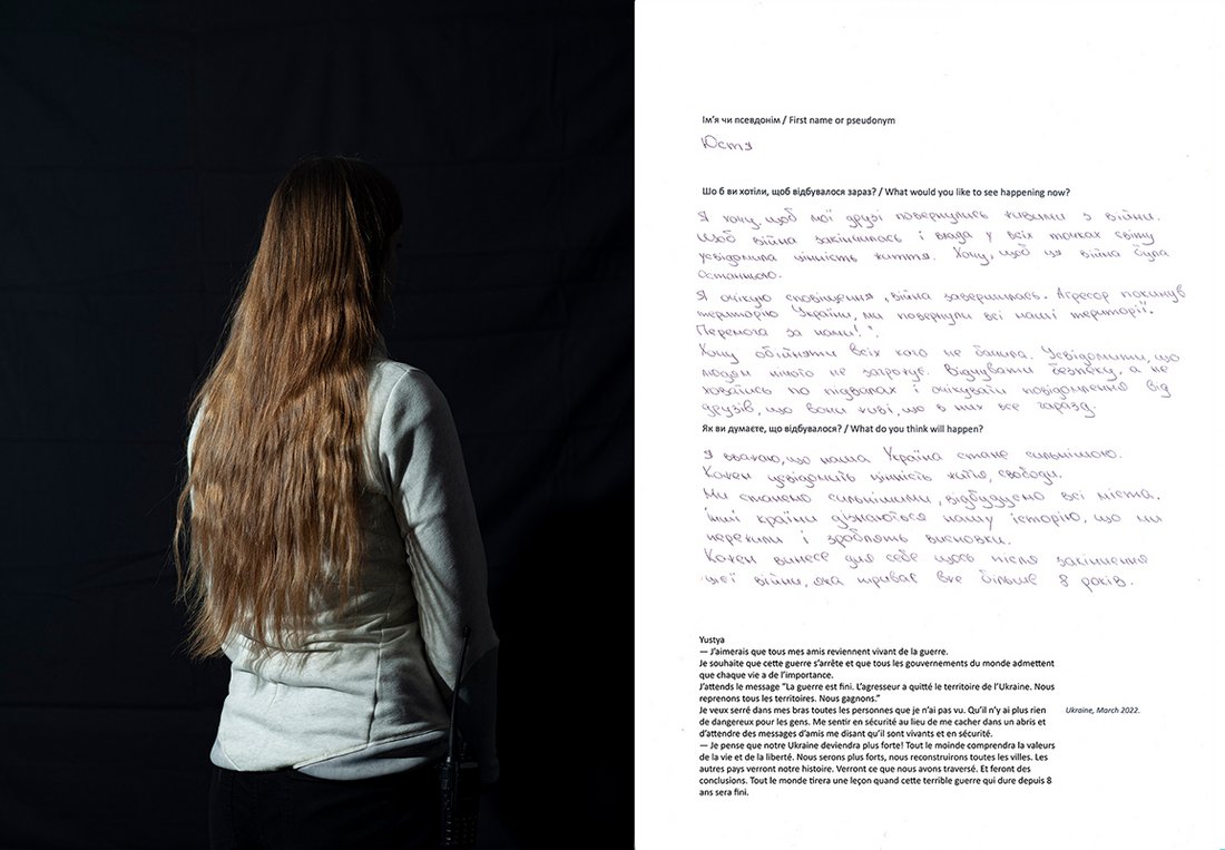 Portrait de combattant(e), de dos, réalisé par le photographe Émeric Lhuisset, présenté dans son installation « L’Obier rouge »