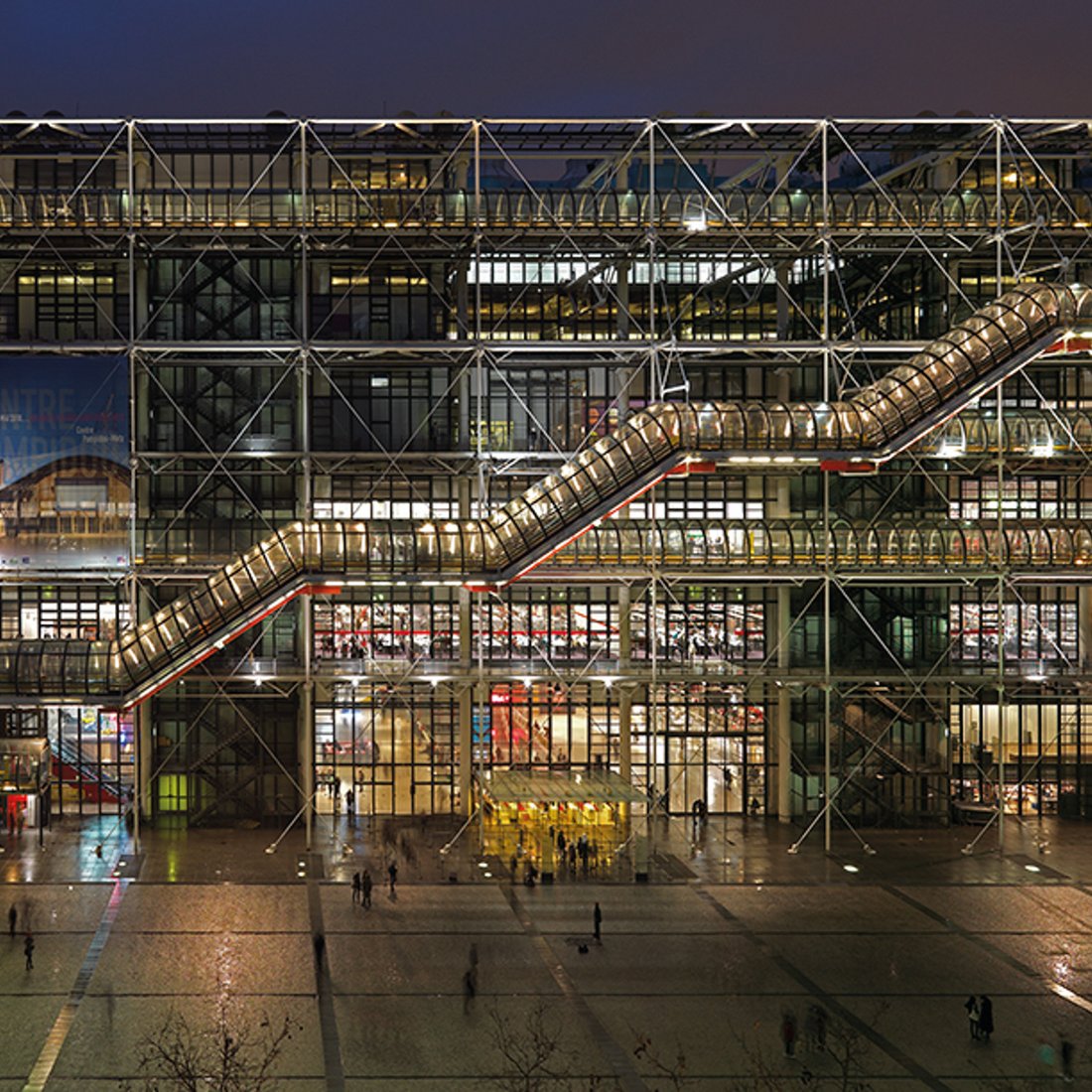 Podcast Dans les tuyaux du Centre Pompidou - façade vue de nuit