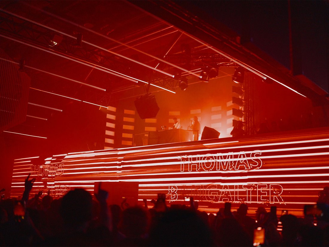 Thomas Bangalter fait une entrée marquante sur la scène de "Because Beaubourg", accueilli par une ovation du public. Entouré de lignes lumineuses rouges et d’une scénographie graphique immersive, l’ex-membre iconique de Daft Punk électrise l’espace du Centre Pompidou. Son nom s’illumine en lettres néon, symbole d’un moment historique mêlant art contemporain et héritage électronique français dans un cadre avant-gardiste.