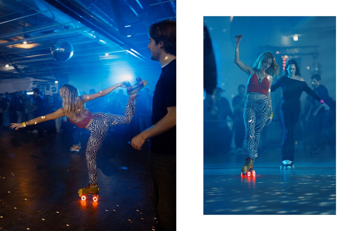 Dans une ambiance bleutée typique des roller discos rétro, une patineuse en leggings zébrés et haut rouge exécute une figure élégante, capturant tous les regards. Ses rollers à roues lumineuses renforcent l’effet visuel sur la piste. En arrière-plan, d’autres participants profitent de la soirée "Because Beaubourg" au Centre Pompidou, niveau 6, mêlant performance, danse libre et culture pop dans un cadre artistique vibrant.